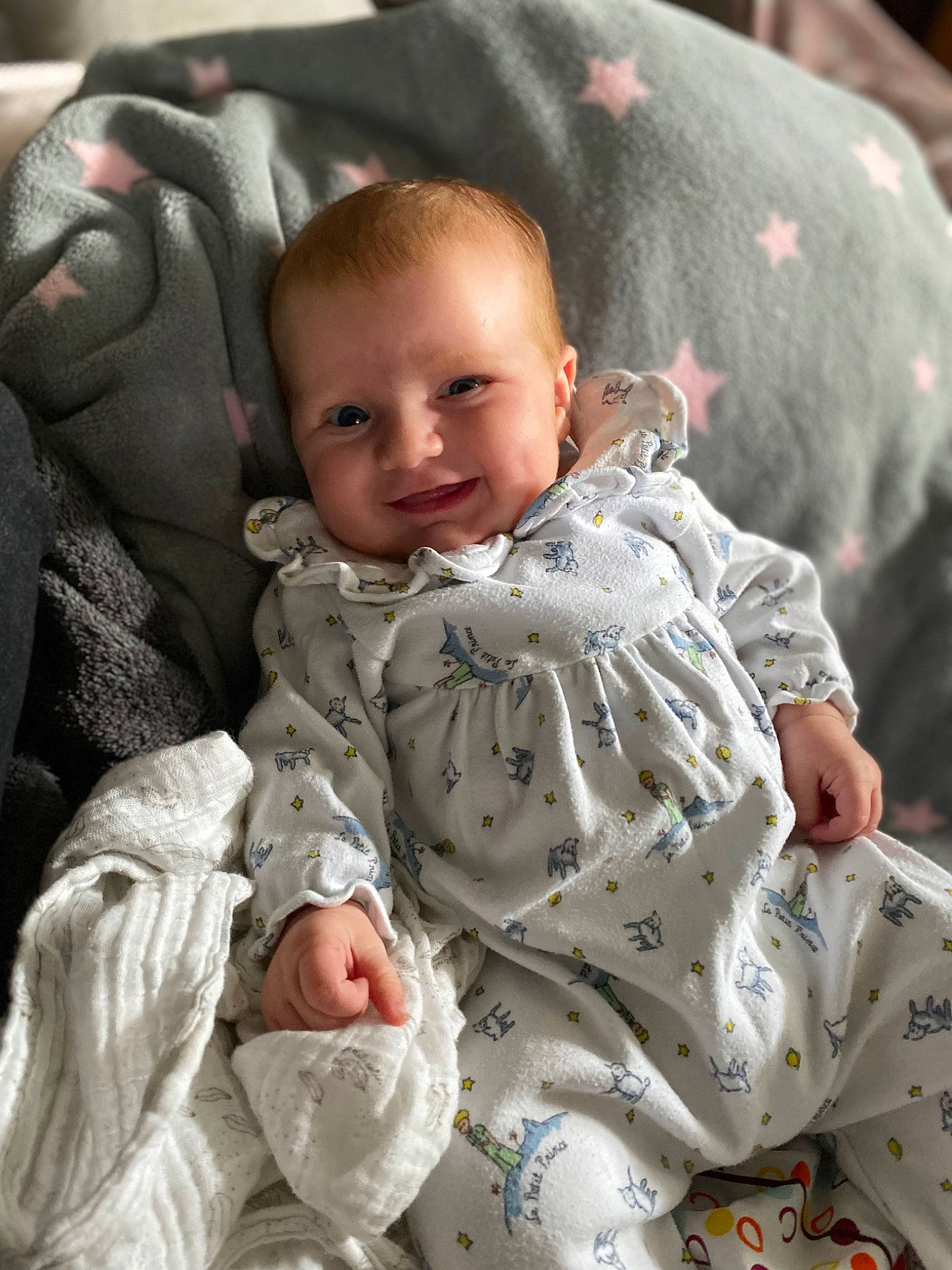 Inès participe au concours pour gagner de l'argent avec cette photo : baby, baby_toddler_clothing, cheek, chin, comfort, eye, face, facial_expression, finger, hairstyle, human_body, iris, mouth, outerwear, person, product, skin, sleeve, smile, textile