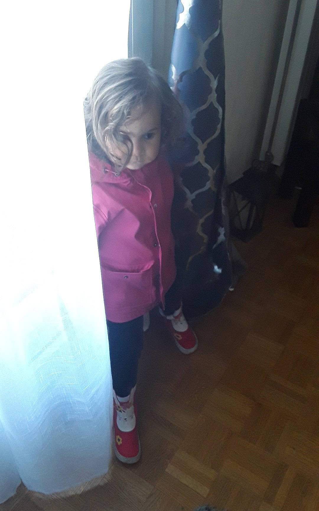 Sidra participe au concours pour gagner de l'argent avec cette photo : boot, curtain, electric_blue, floor, flooring, fun, hardwood, human_leg, knee, leg, magenta, person, personal_protective_equipment, pink, room, sandal, sock, thigh, toddler, tree