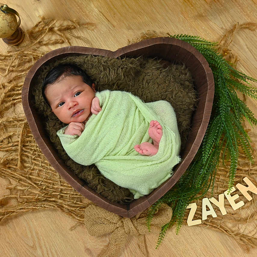 Zayen a rejoint le concours — aidez-le/la à gagner de superbes lots ! baby, brown_fabric, cozy, cute, decor, flooring, greenery, heart_shaped_bowl, indoor, infant, natural_light, newborn, portrait, rustic_cloth, small_feet, swaddled, wooden_floor, wooden_letters, wrapped, zayen