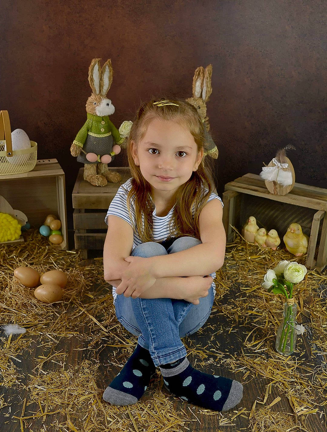 Sheryne participe au concours pour gagner de l'argent avec cette photo : blond, child, fawn, iris, person, plant, sitting, smile, toddler