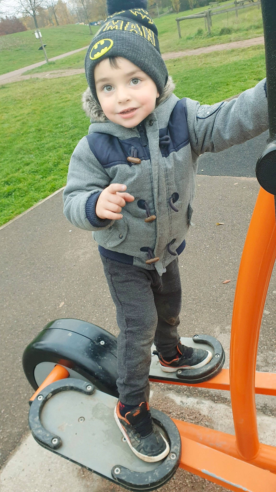 Tobias participe au concours pour gagner de l'argent avec cette photo : asphalt, auto_part, automotive_tire, automotive_wheel_system, fun, grass, headwear, jacket, joy, leg, motor_vehicle, person, personal_protective_equipment, product, recreation, rolling, shoe, smile, sneakers, tire