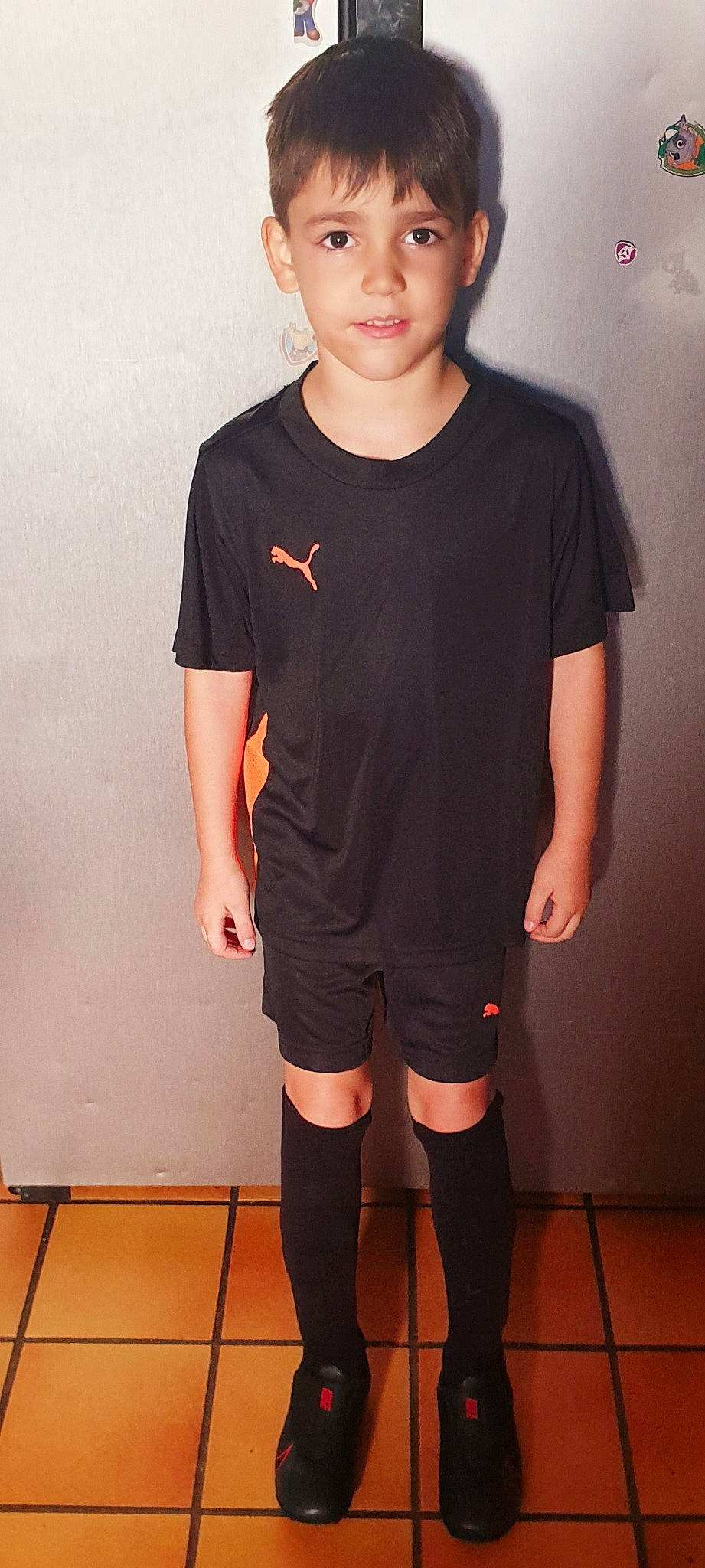 Ezio participe au concours pour gagner de l'argent avec cette photo : arm, black, clothing, footwear, human_leg, joint, knee, leg, neck, person, shorts, shoulder, sleeve, sportswear, t_shirt, thigh, tights, top