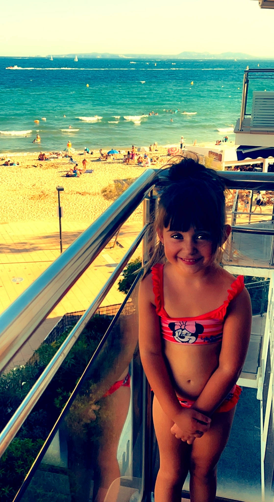 Livia participe au concours pour gagner de l'argent avec cette photo : beach, body_of_water, brassiere, cool, fun, happy, joy, leg, leisure, light, morning, people, people_on_beach, person, sky, summer, sunlight, swimsuit_top, swimwear, thigh