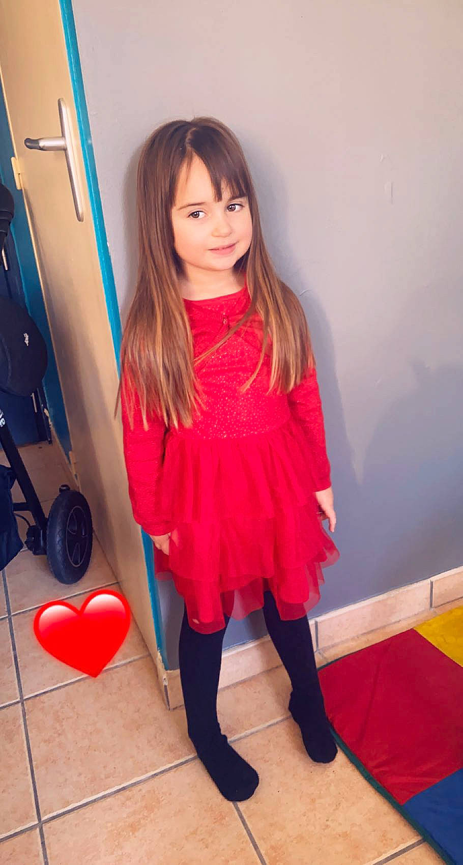 Livia participe au concours pour gagner de l'argent avec cette photo : arm, fashion_design, flooring, fun, hairstyle, human_leg, joint, joy, knee, leg, long_hair, magenta, neck, person, shoe, shoulder, sleeve, smile, sock, standing