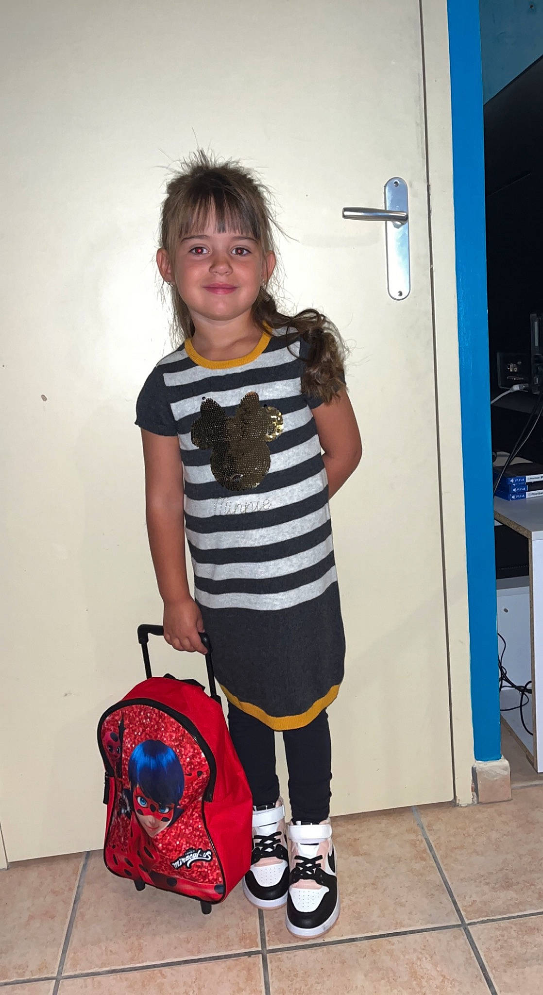 Livia a rejoint le concours — aidez-le/la à gagner de superbes lots ! backpack, bag, baggage, child, electric_blue, fashion, fashion_accessory, flooring, homemaker, human_leg, joy, knee, luggage_and_bags, pattern, person, personal_protective_equipment, sleeve, smile, standing, t_shirt