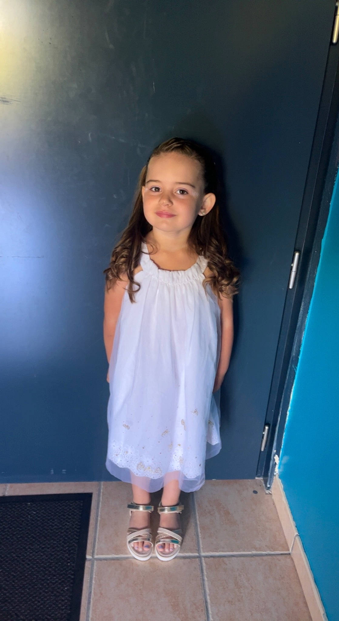 Livia participe au concours pour gagner de l'argent avec cette photo : child, clothing, day_dress, electric_blue, fashion_design, flash_photography, fun, hair, happy, human_leg, joy, knee, leisure, long_hair, person, shoulder, sitting, sleeve, t_shirt, thigh