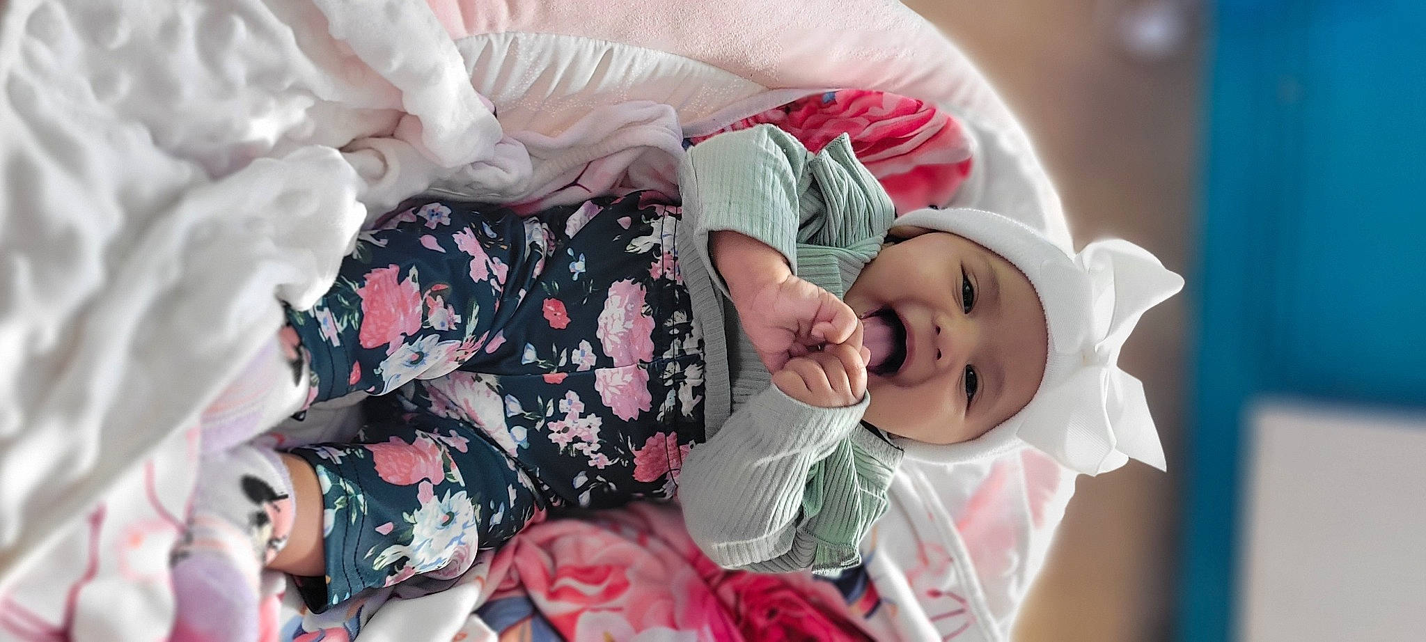 Ilianna a rejoint le concours — aidez-le/la à gagner de superbes lots ! arm, baby, baby_products, baby_sleeping, baby_toddler_clothing, cheek, child, comfort, eyelash, hand, happy, headwear, human_body, lip, person, pink, plant, skin, sleeve, textile