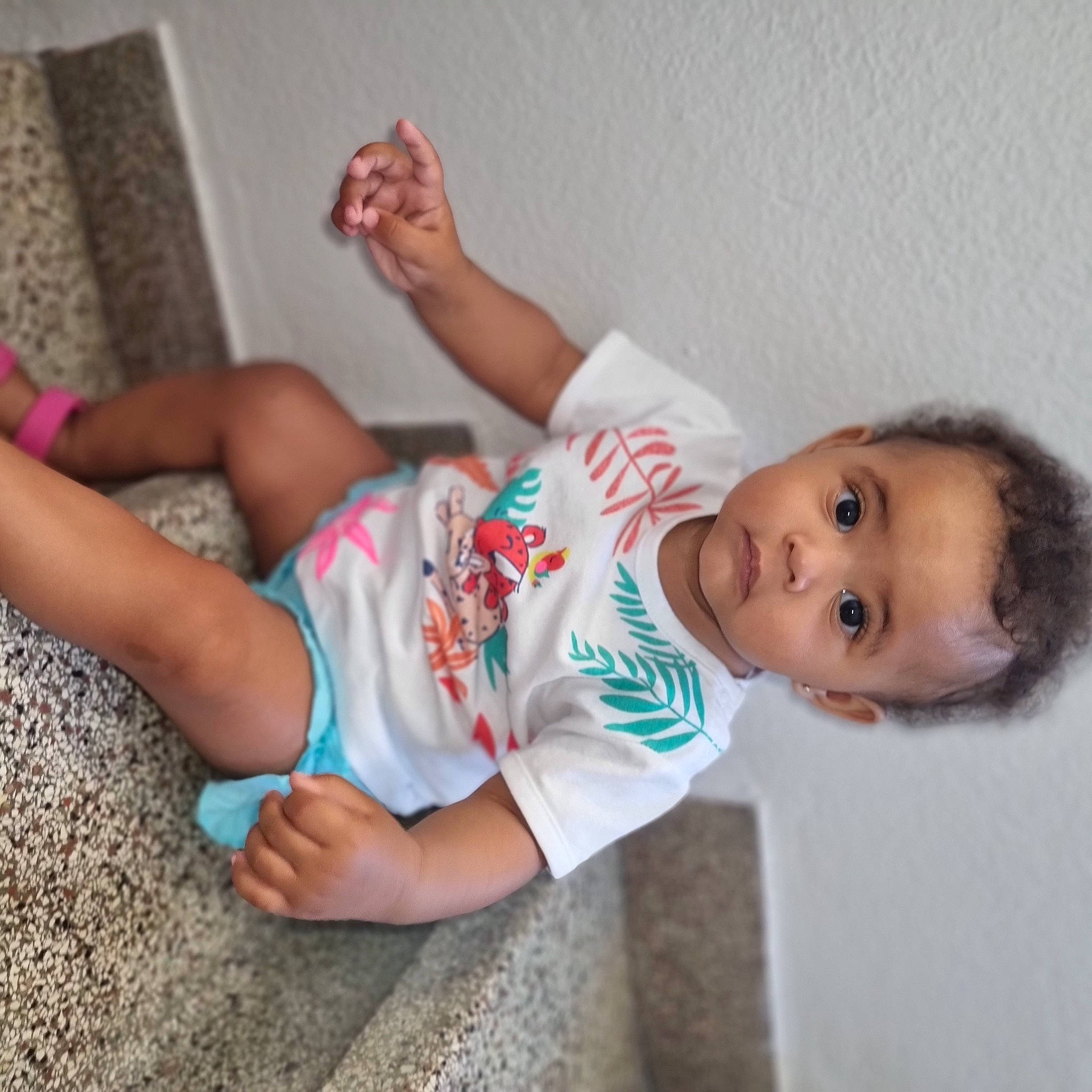 Ilianna a rejoint le concours — aidez-le/la à gagner de superbes lots ! baby_toddler_clothing, elbow, finger, floor, fun, hair, happy, human_body, joint, knee, leg, mouth, nose, person, shoulder, skin, sleeve, t_shirt, thigh, toddler