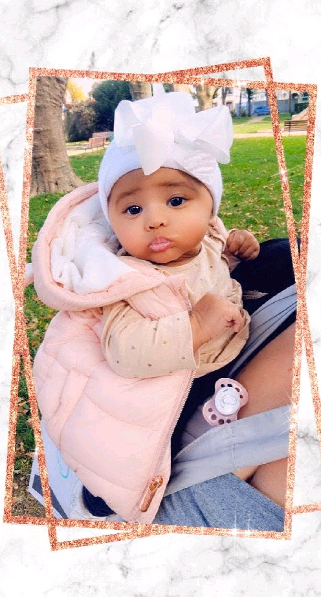 Ilianna a rejoint le concours — aidez-le/la à gagner de superbes lots ! baby, baby_products, baby_toddler_clothing, cap, cheek, child, fashion_accessory, fun, grass, happy, hat, headgear, headwear, jewellery, leisure, person, pink, sitting, sleeve, swing