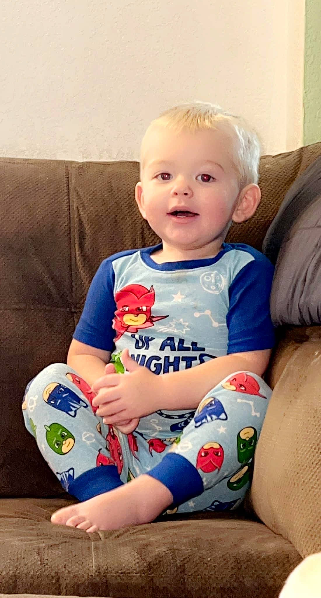 Cillian is registered to the contest to win money with this photo: arm, baby, baby_toddler_clothing, cheek, child, comfort, electric_blue, eye, happy, head, human_leg, knee, person, sitting, skin, sleeve, smile, standing, t_shirt, thigh