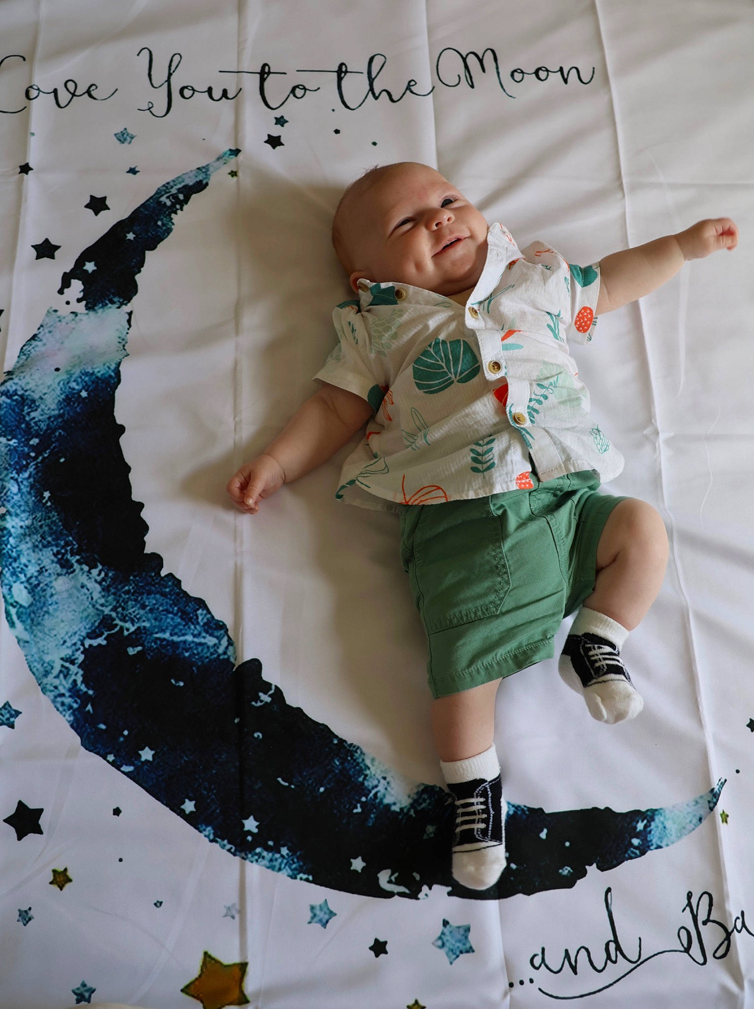 Aaron participe au concours pour gagner de l'argent avec cette photo : arm, child, circle, cool, eyewear, font, fun, gesture, hand, happy, knee, leg, pattern, person, shorts, sleeve, sock, sports_gear, sugar_cake, t_shirt