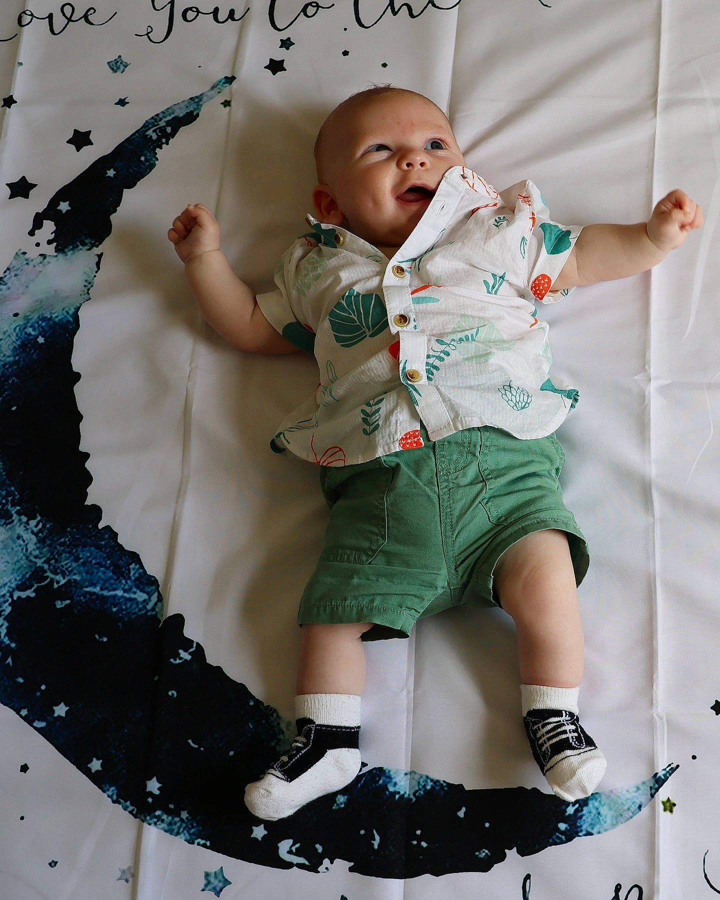Aaron a rejoint le concours — aidez-le/la à gagner de superbes lots ! baby, baby_toddler_clothing, beauty, boot, child, circle, fun, gesture, happy, human_leg, knee, leg, pattern, person, play, product, shorts, sleeve, sock, thigh