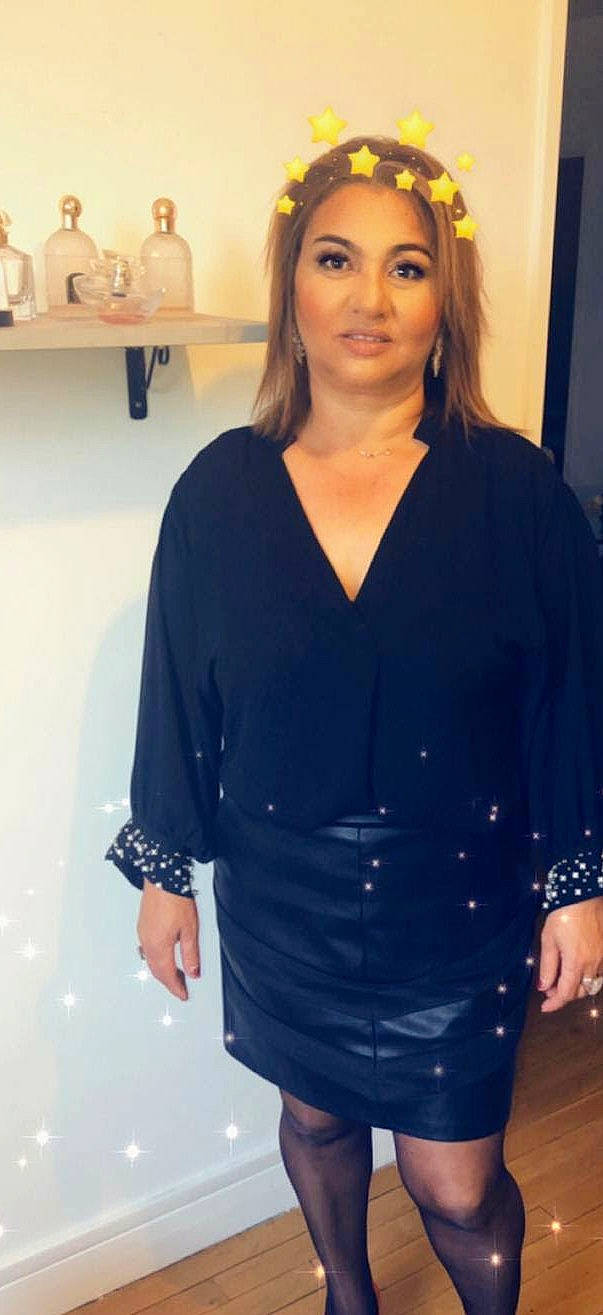 Hassina a rejoint le concours — aidez-le/la à gagner de superbes lots ! black, blouse, cobalt_blue, cocktail_dress, day_dress, dress, electric_blue, fashion, hair_coloring, hairstyle, joint, joy, layered_hair, long_hair, makeover, one_piece_garment, person, sheath_dress, shoulder, sleeve