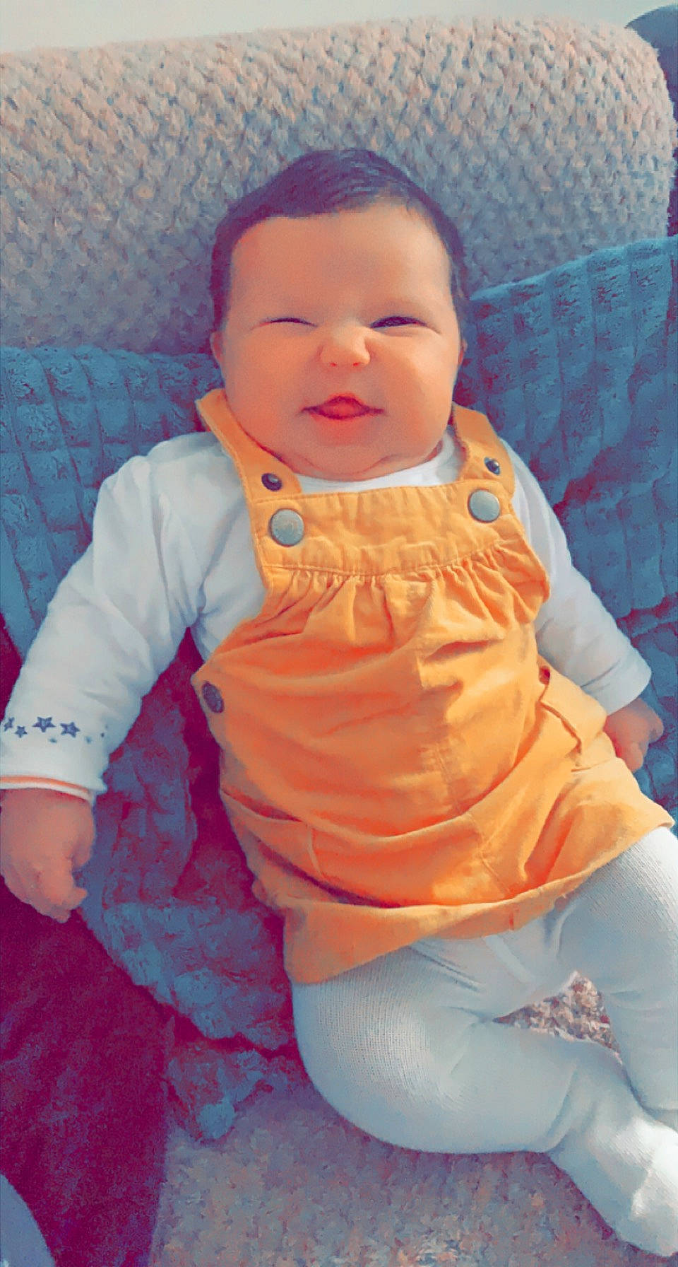 Siham participe au concours pour gagner de l'argent avec cette photo : arm, baby_toddler_clothing, blue, cheek, chin, comfort, eye, head, human_body, iris, mouth, neck, nose, orange, person, pink, skin, sleeve, smile, textile