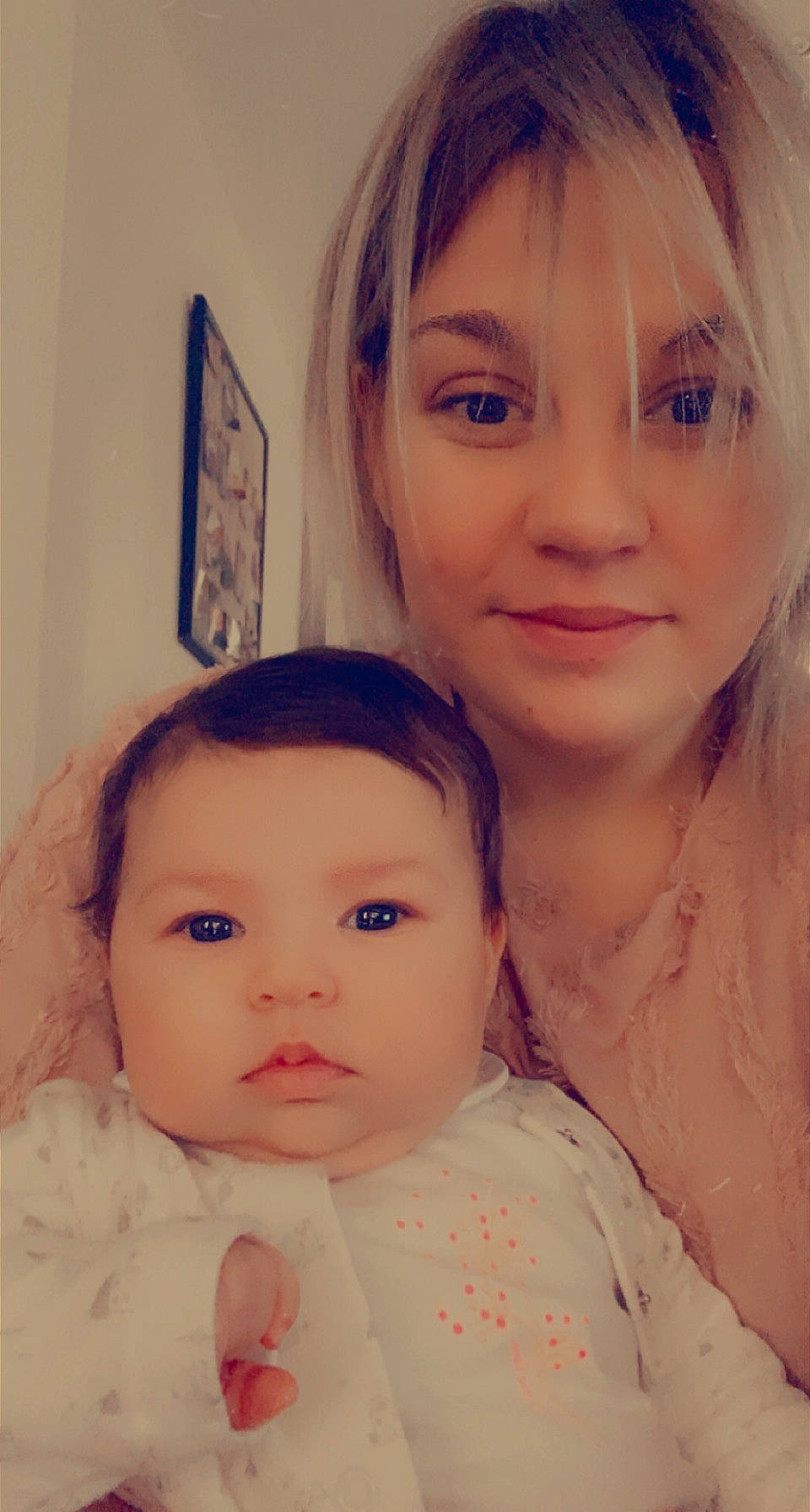 Siham participe au concours pour gagner de l'argent avec cette photo : baby_toddler_clothing, bangs, cheek, child, ear, eye, eyebrow, eyelash, forehead, gesture, happy, iris, lip, mouth, neck, nose, person, pink, skin, sleeve