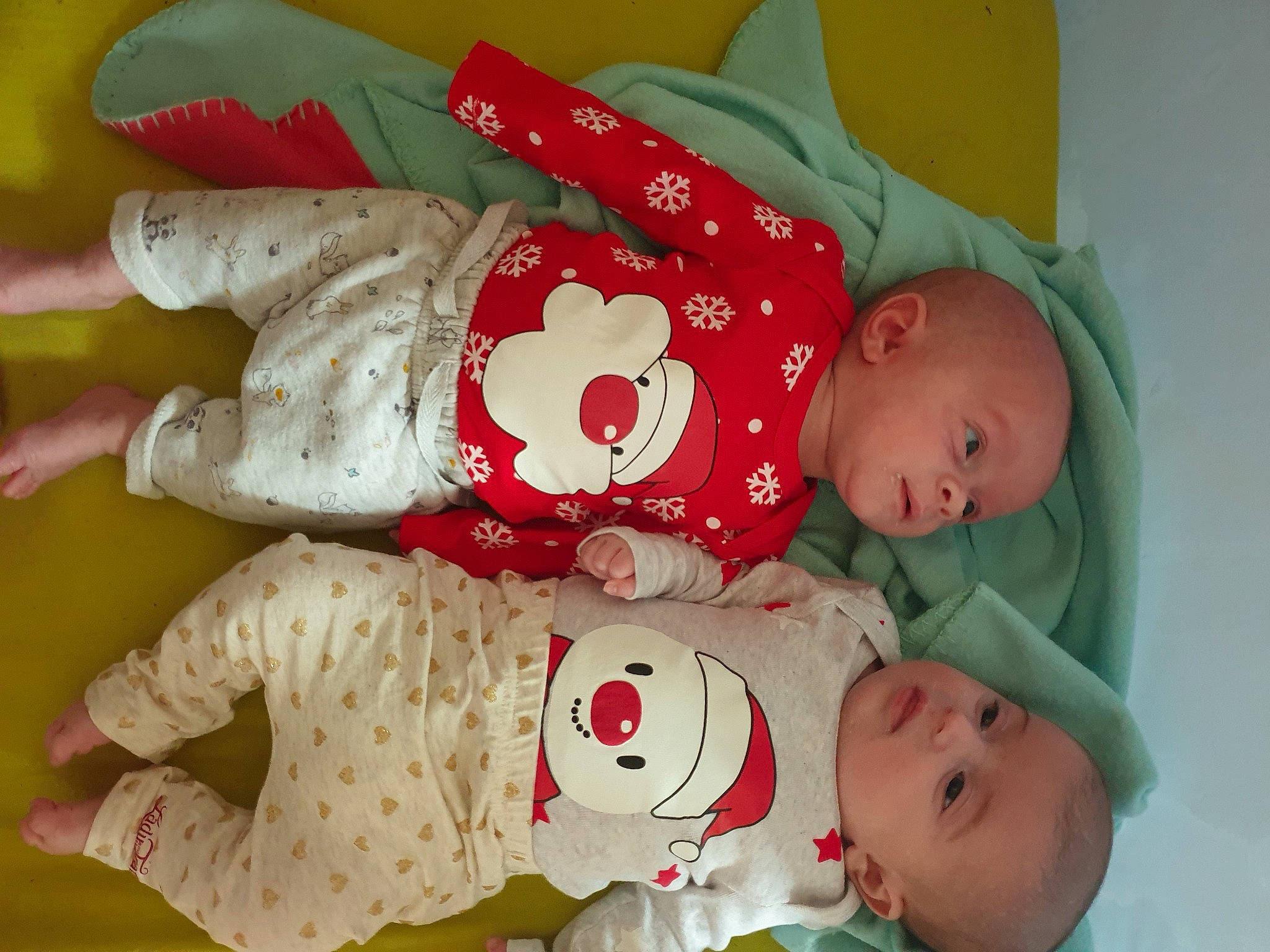 Maylon a rejoint le concours — aidez-le/la à gagner de superbes lots ! baby, baby_products, baby_toddler_clothing, carmine, cheek, child, comfort, face, facial_expression, happy, lap, pattern, person, photograph, product, red, sleeve, smile, textile, toddler