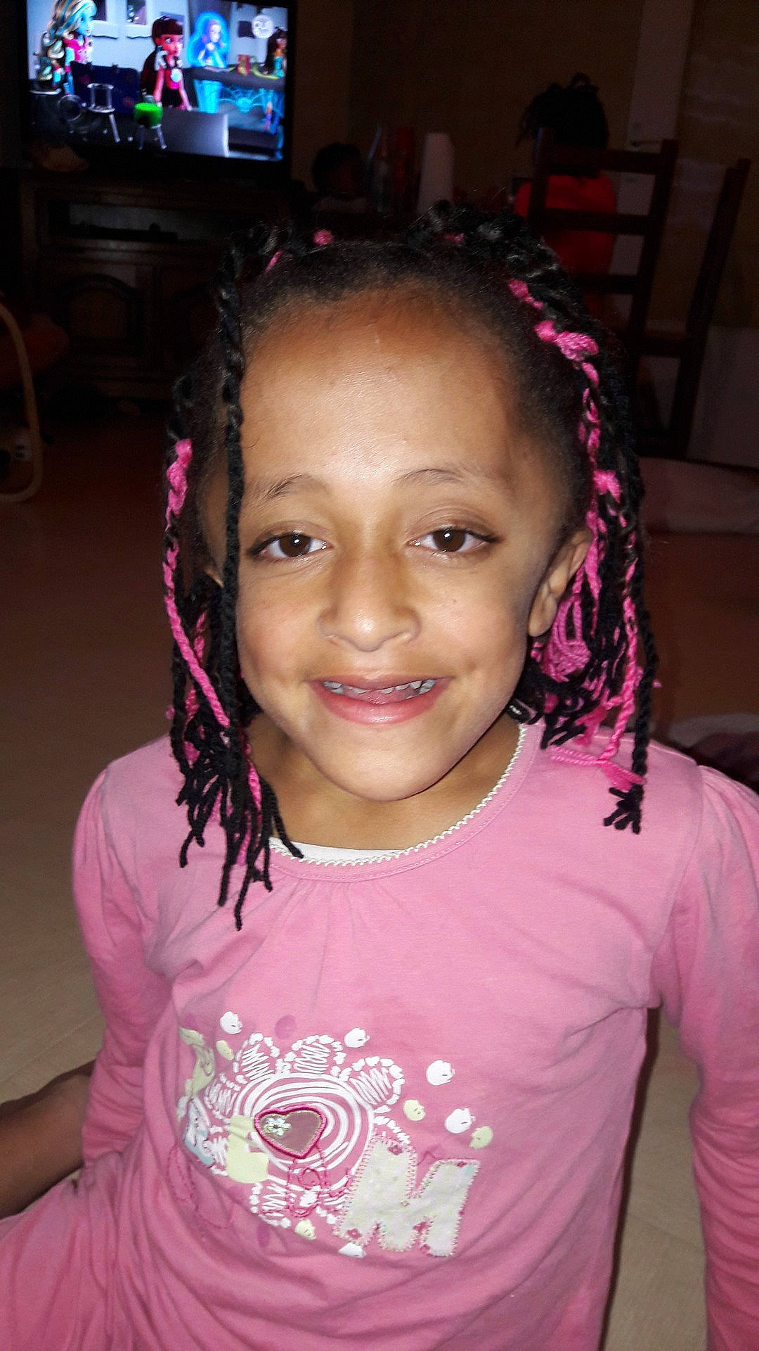 Oceane a rejoint le concours — aidez-le/la à gagner de superbes lots ! black_hair, cheek, child, chin, day, eye, eyebrow, face, forehead, fun, girl, hair, hair_coloring, hairstyle, head, joy, organ, person, pink, product