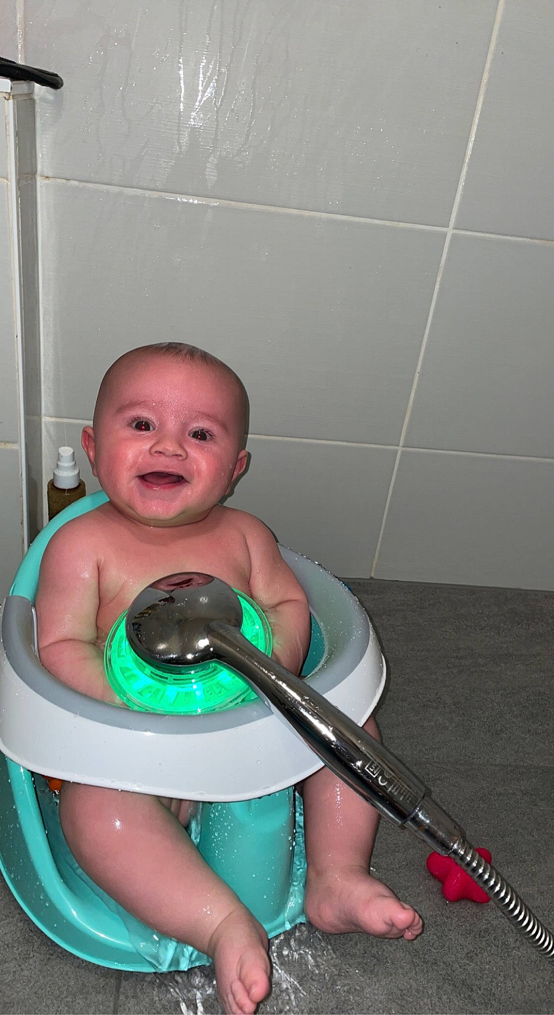 Thiago a rejoint le concours — aidez-le/la à gagner de superbes lots ! baby, baby_products, bathing, bathroom, brush, chest, child, elbow, eye, finger, fun, happy, joy, leg, leisure, mouth, person, plumbing, plumbing_fixture, smile