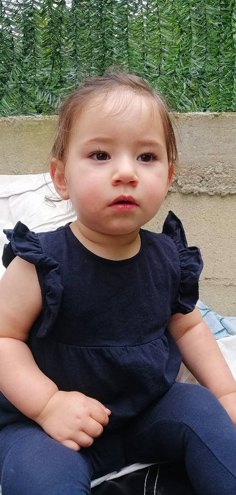 Lyna participe au concours pour gagner de l'argent avec cette photo : baby, baby_toddler_clothing, cheek, cool, dress, eyelash, gesture, grass, head, human_body, iris, lip, mammal, neck, nose, person, plant, skin, sleeve, t_shirt