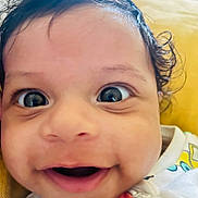 Allan a rejoint le concours — aidez-le/la à gagner de superbes lots ! baby, child, close_up, clothing, colorful, curly_hair, cute, expression, eyes, face, happy, head, indoors, infant, joy, person, portrait, skin, smile, young