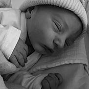 Lino a rejoint le concours — aidez-le/la à gagner de superbes lots ! apparel, baby, black_and_white, blanket, child, close_up, cozy, cute, face, hand, hat, indoors, infant, newborn, peaceful, portrait, rest, sleeping, soft, toddler