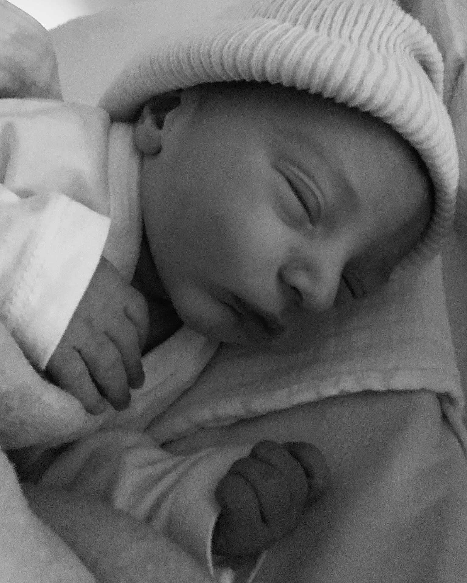 Lino a rejoint le concours — aidez-le/la à gagner de superbes lots ! apparel, baby, black_and_white, blanket, child, close_up, cozy, cute, face, hand, hat, indoors, infant, newborn, peaceful, portrait, rest, sleeping, soft, toddler