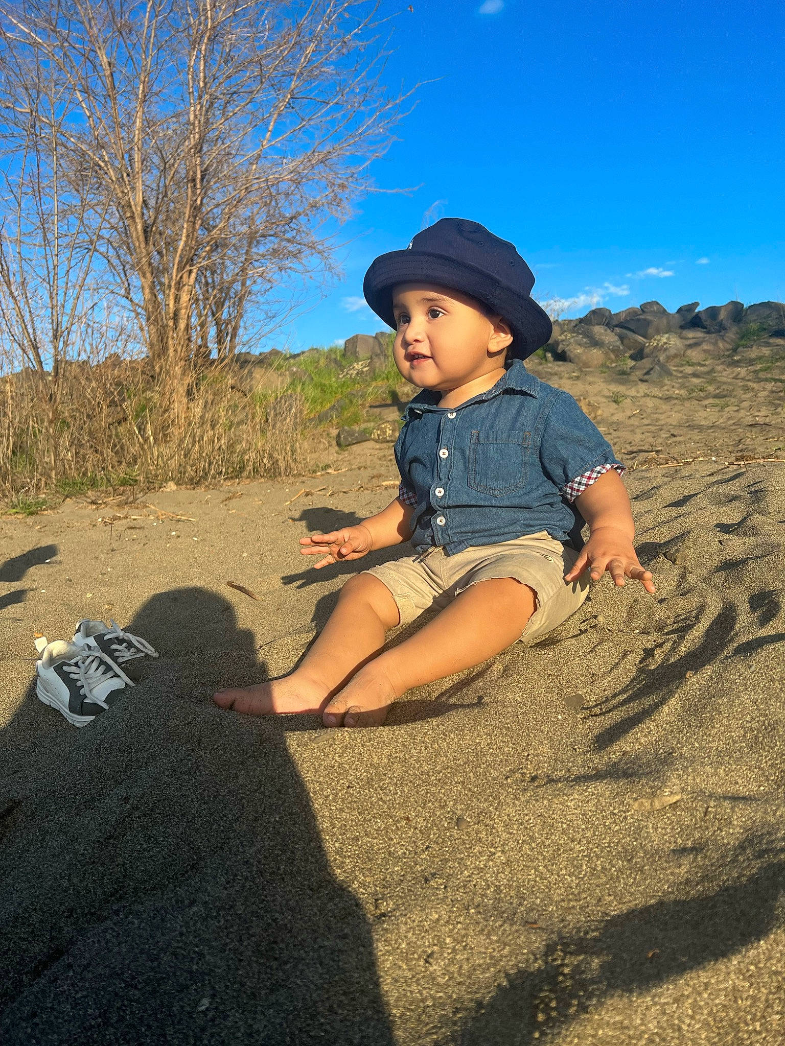 Emiliano is registered to the contest to win money with this photo: beach, cloud, fun, grass, happy, hat, headwear, landscape, leisure, mountainous_landforms, people_in_nature, person, plant, recreation, sand, singing_sand, sky, sun_hat, tints_and_shades, toddler