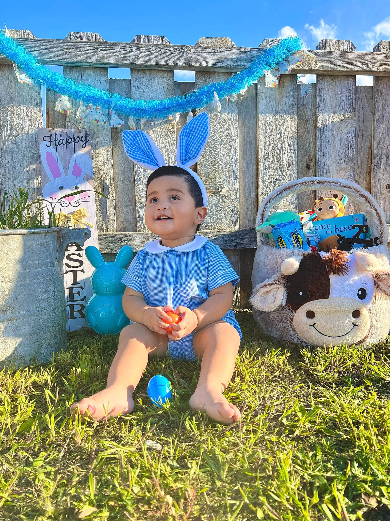 Emiliano is registered to the contest to win money with this photo: azure, blue, daytime, fun, grass, grassland, happy, hat, landscape, leisure, people_in_nature, person, plant, public_space, recreation, shoe, shorts, sky, t_shirt, toddler
