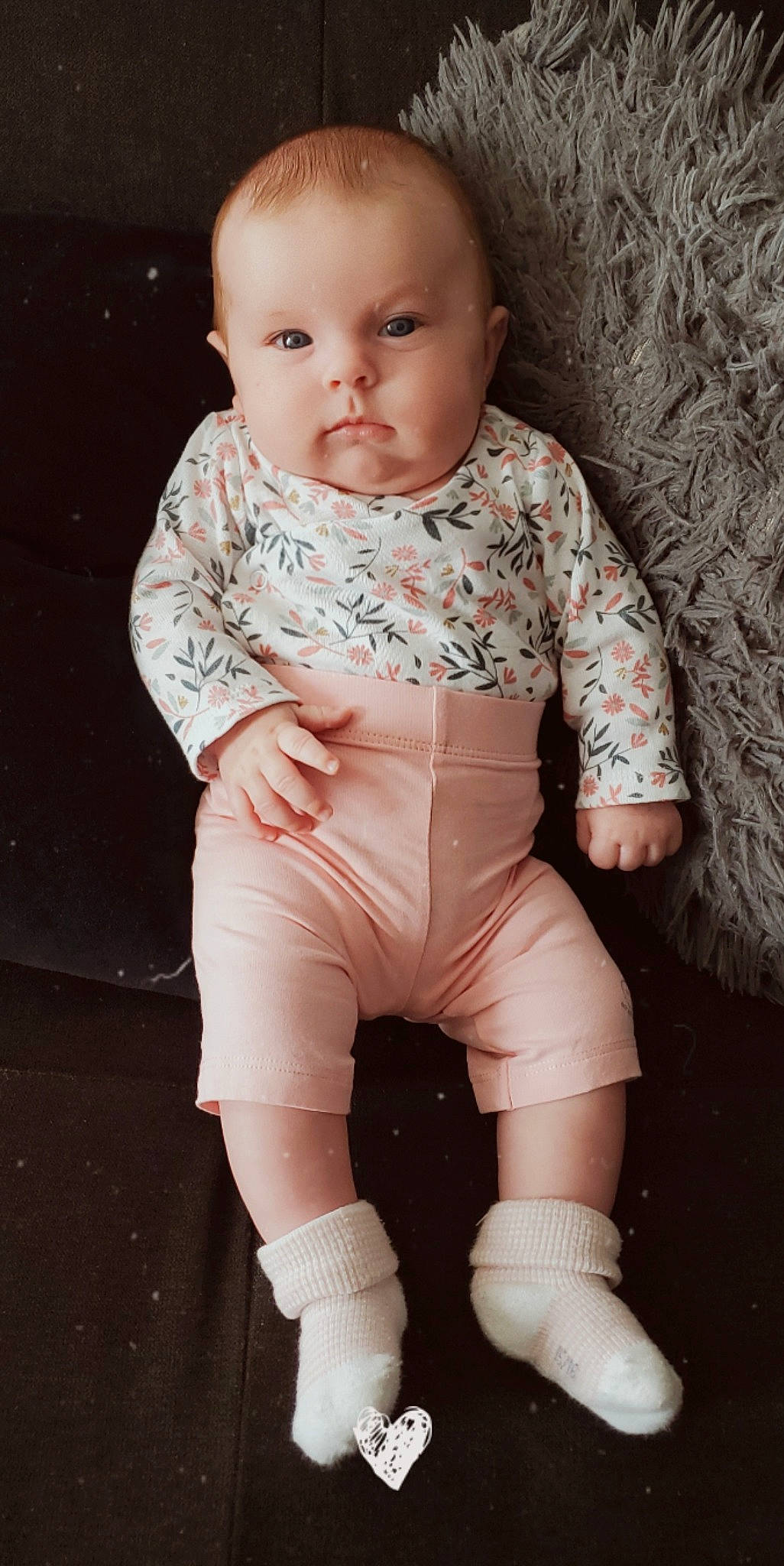 Kessy participe au concours pour gagner de l'argent avec cette photo : arm, baby, baby_toddler_clothing, cheek, eye, face, finger, flash_photography, head, human_body, iris, lip, neck, nose, person, shoulder, skin, sleeve, stomach, toddler