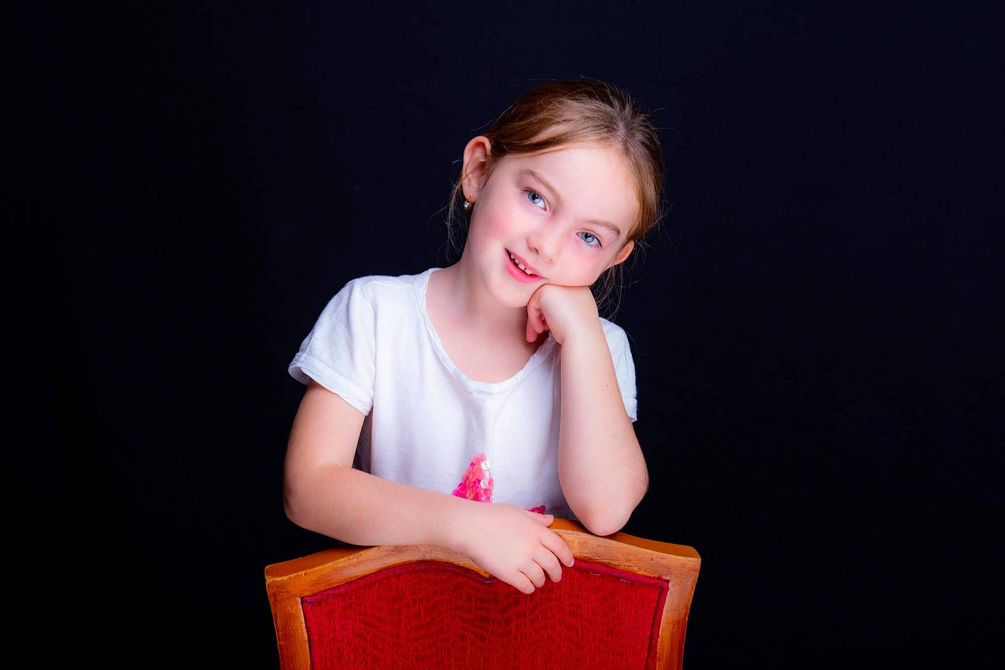 Marie a rejoint le concours — aidez-le/la à gagner de superbes lots ! arm, child, child_model, flash_photography, joy, person, photography, portrait, portrait_photography, sitting, smile, toddler