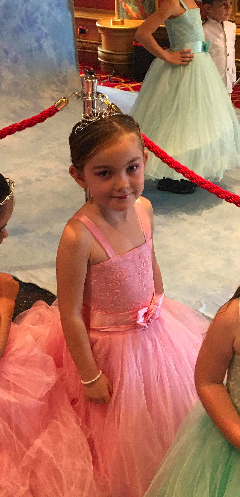 Marie a rejoint le concours — aidez-le/la à gagner de superbes lots ! child, costume, dancer, dress, fashion_accessory, fun, joy, peach, person, pink