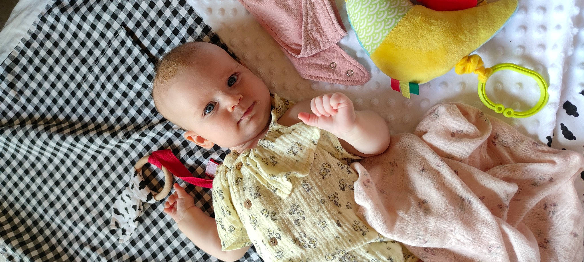 Célestine participe au concours pour gagner de l'argent avec cette photo : arm, baby, baby_toddler_clothing, cheek, child, finger, hand, linens, mammal, nose, organ, people, person, pink, product, skin, sleeve, textile, toddler, toy