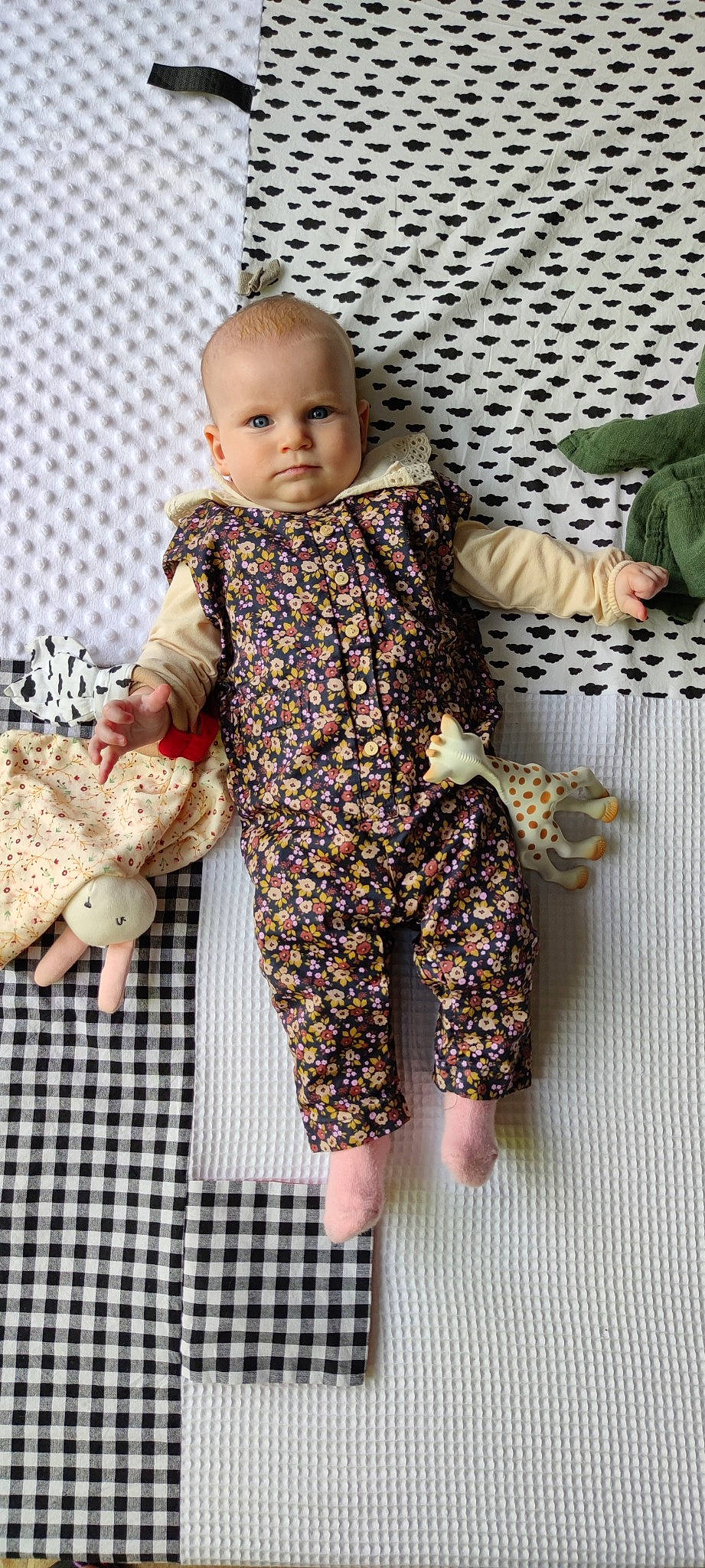 Célestine participe au concours pour gagner de l'argent avec cette photo : baby, baby_toddler_clothing, barefoot, child, collar, face, head, human_leg, linens, nightwear, pajamas, pattern, person, plaid, sitting, skin, sleeve, textile, toddler, waist