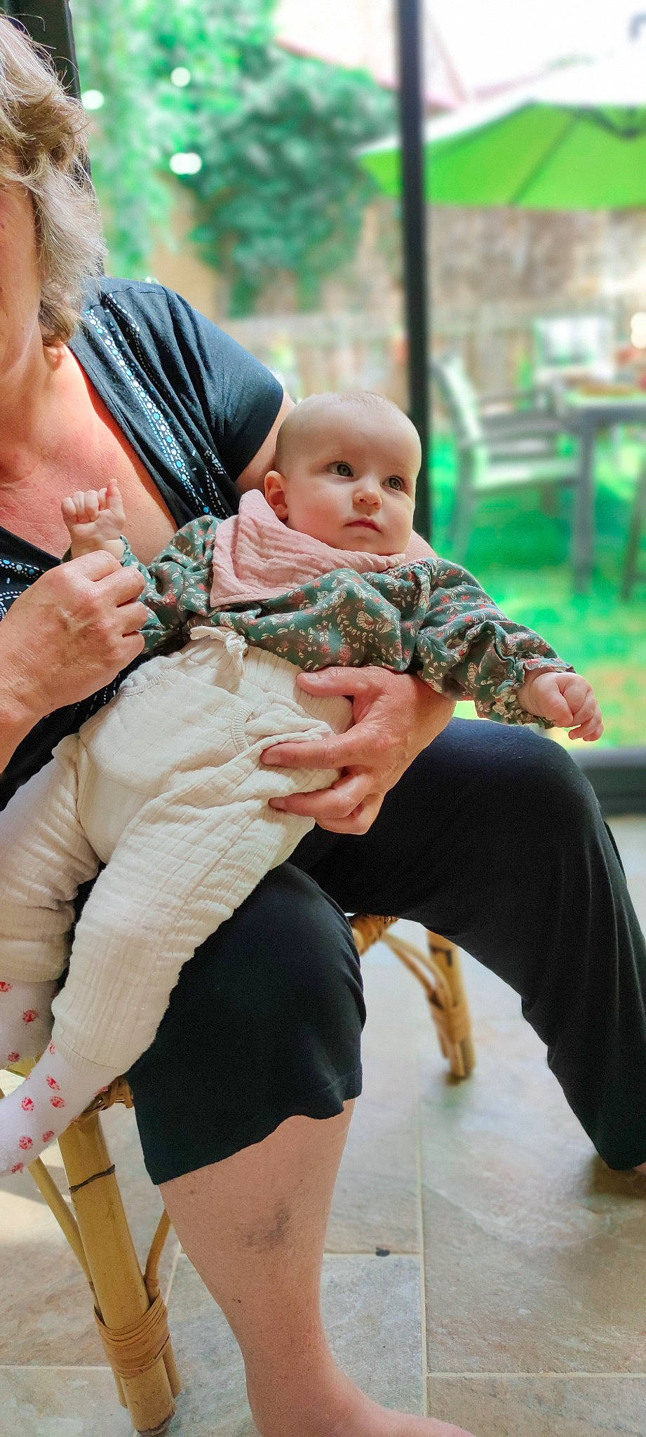 Célestine a rejoint le concours — aidez-le/la à gagner de superbes lots ! baby, baby_products, barefoot, chair, child, event, foot, fun, gesture, grass, happy, human, human_leg, joint, leisure, mammal, military_camouflage, person, sitting, thigh
