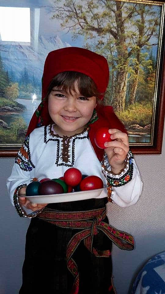 Cristina participe au concours pour gagner de l'argent avec cette photo : child, fruit, headwear, joy, person, plant, smile, toddler, tree