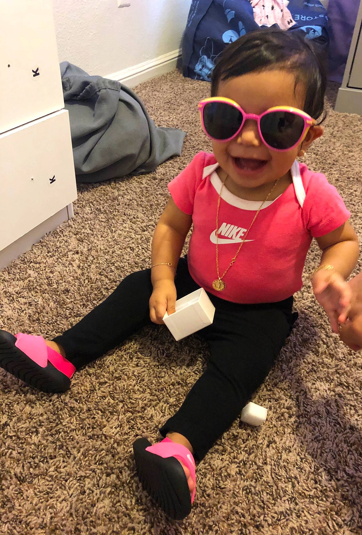 Catalina is registered to the contest to win money with this photo: beauty, eyewear, flooring, footwear, fun, glasses, goggles, happy, knee, person, personal_protective_equipment, pink, product, selfie, sleeve, sunglasses, t_shirt, thigh, toddler, vision_care