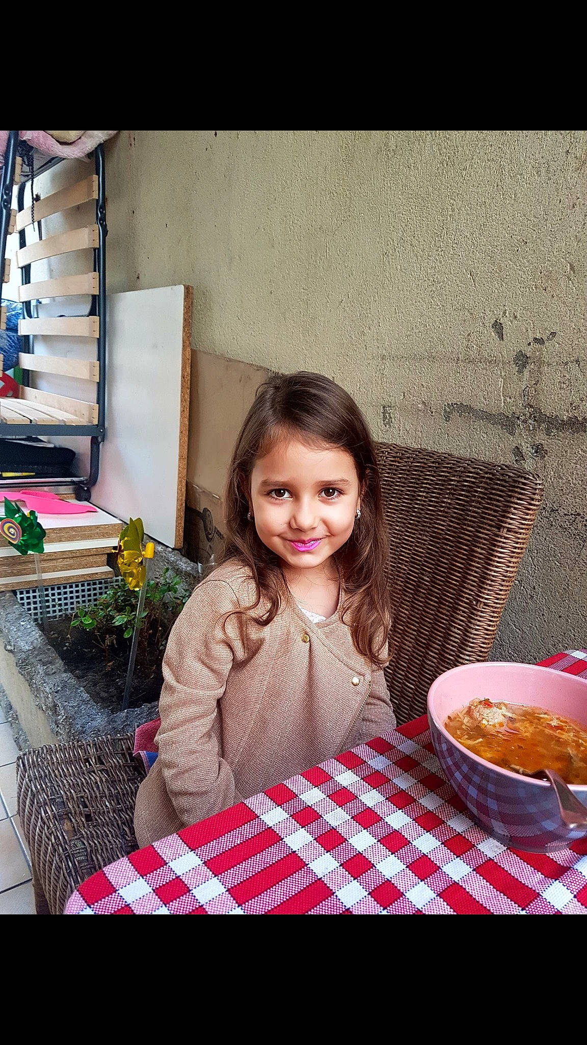 Isabelle participe au concours pour gagner de l'argent avec cette photo : child, daughter, emotion, eye, facial_expression, fun, girl, happiness, joy, person, sitting, skin, smile, toddler