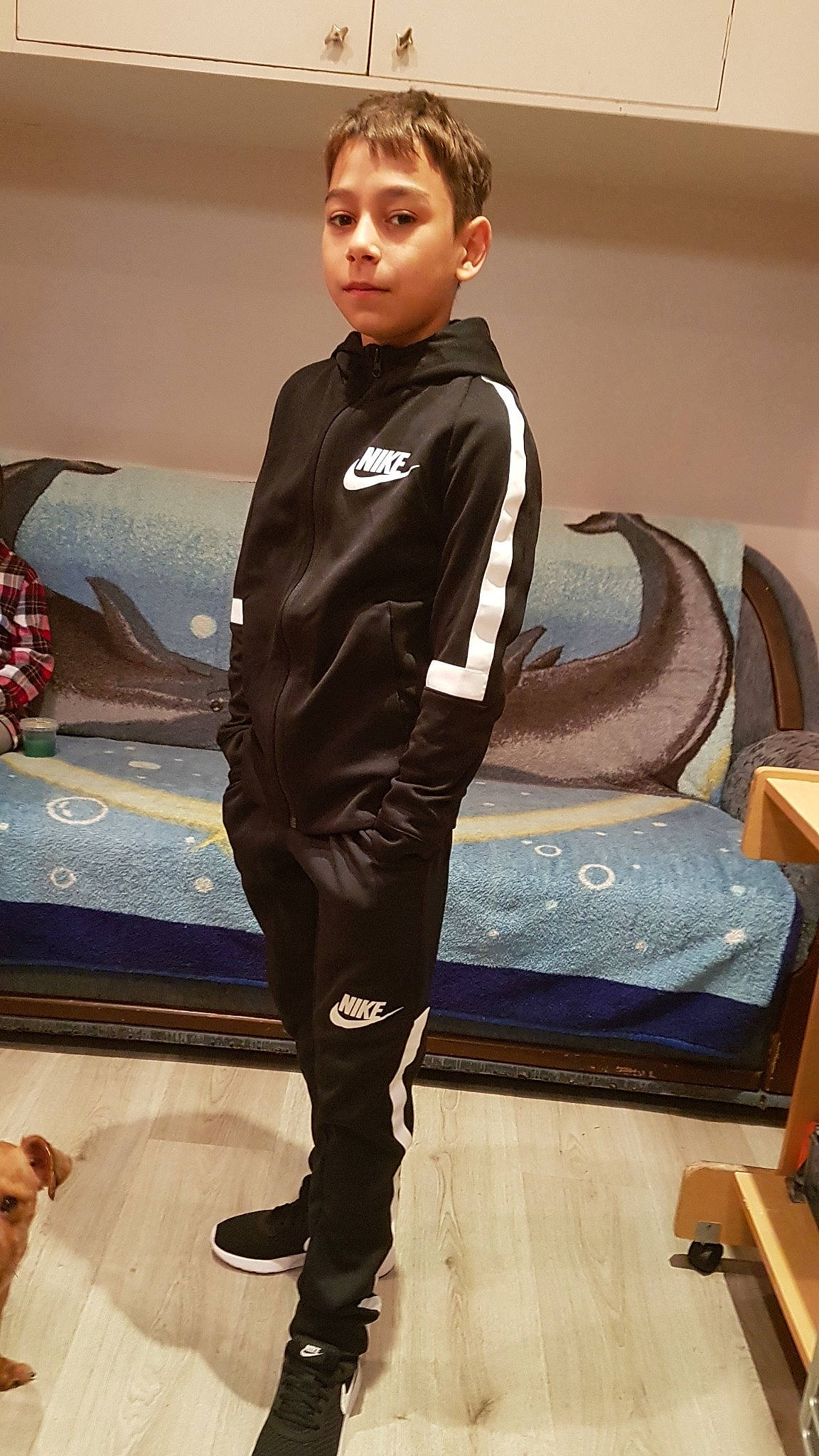 Florin Daniel a rejoint le concours — aidez-le/la à gagner de superbes lots ! clothing, footwear, girl, jeans, joint, leg, leggings, outerwear, person, shoe, shoulder, sleeve, t_shirt, textile, top, trousers