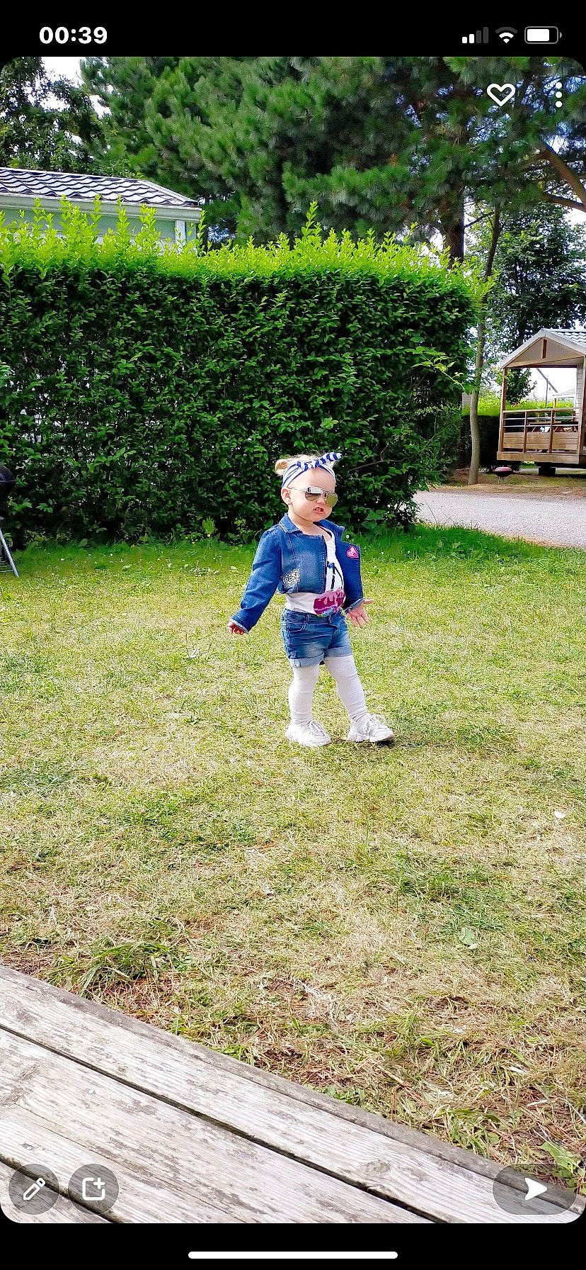 élena a rejoint le concours — aidez-le/la à gagner de superbes lots ! botany, electric_blue, fun, garden, grass, grass_family, grassland, groundcover, headwear, hedge, landscape, landscaping, lawn, leisure, people_in_nature, person, plant, recreation, shrub, soil