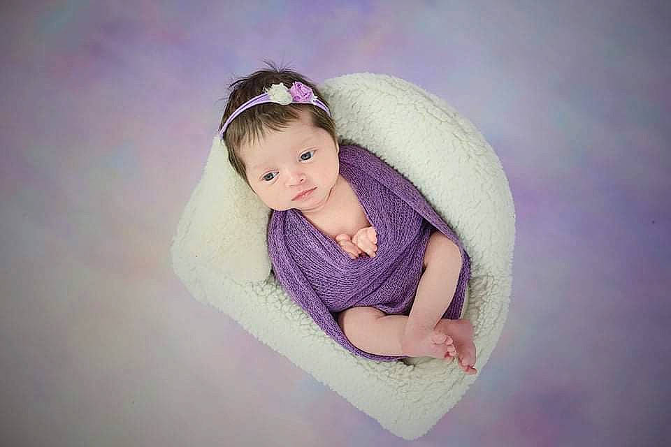 Jasmine a rejoint le concours — aidez-le/la à gagner de superbes lots ! baby, baby_toddler_clothing, comfort, dress, eye, fashion_accessory, flash_photography, hair_accessory, hand, happy, headband, headgear, headpiece, human_body, iris, magenta, person, sitting, sleeve, sun_hat