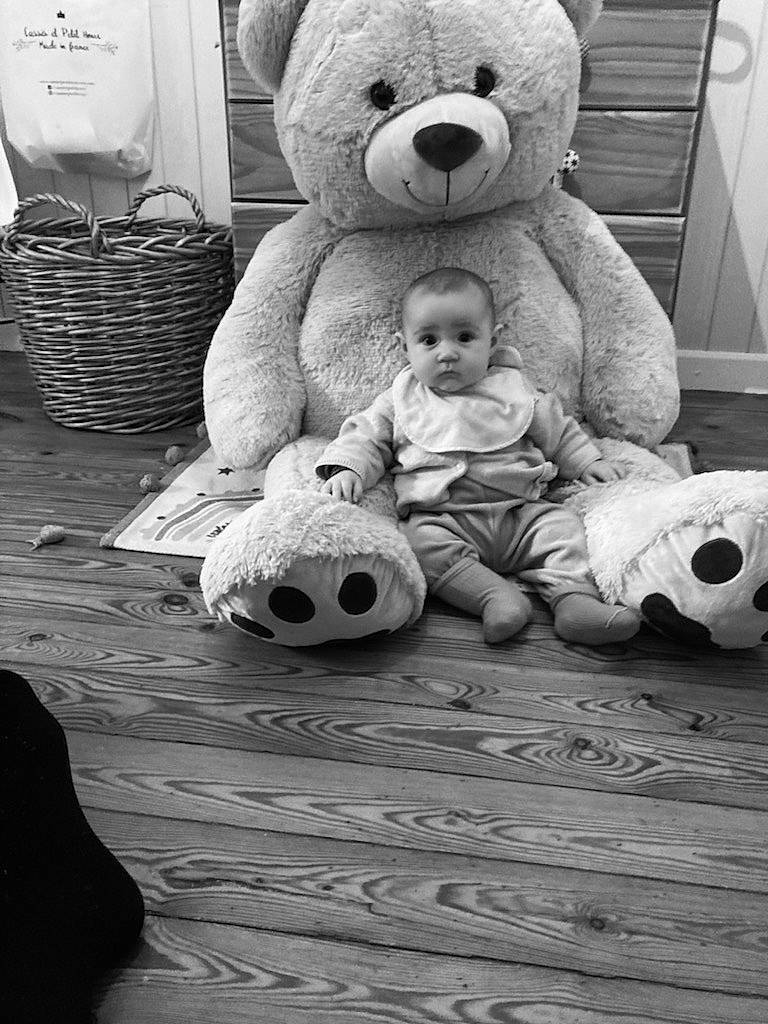 Romy participe au concours pour gagner de l'argent avec cette photo : baby, black, black_and_white, child, comfort, football, happy, head, human_body, monochrome, monochrome_photography, person, photograph, smile, snapshot, storage_basket, style, teddy_bear, toy, white