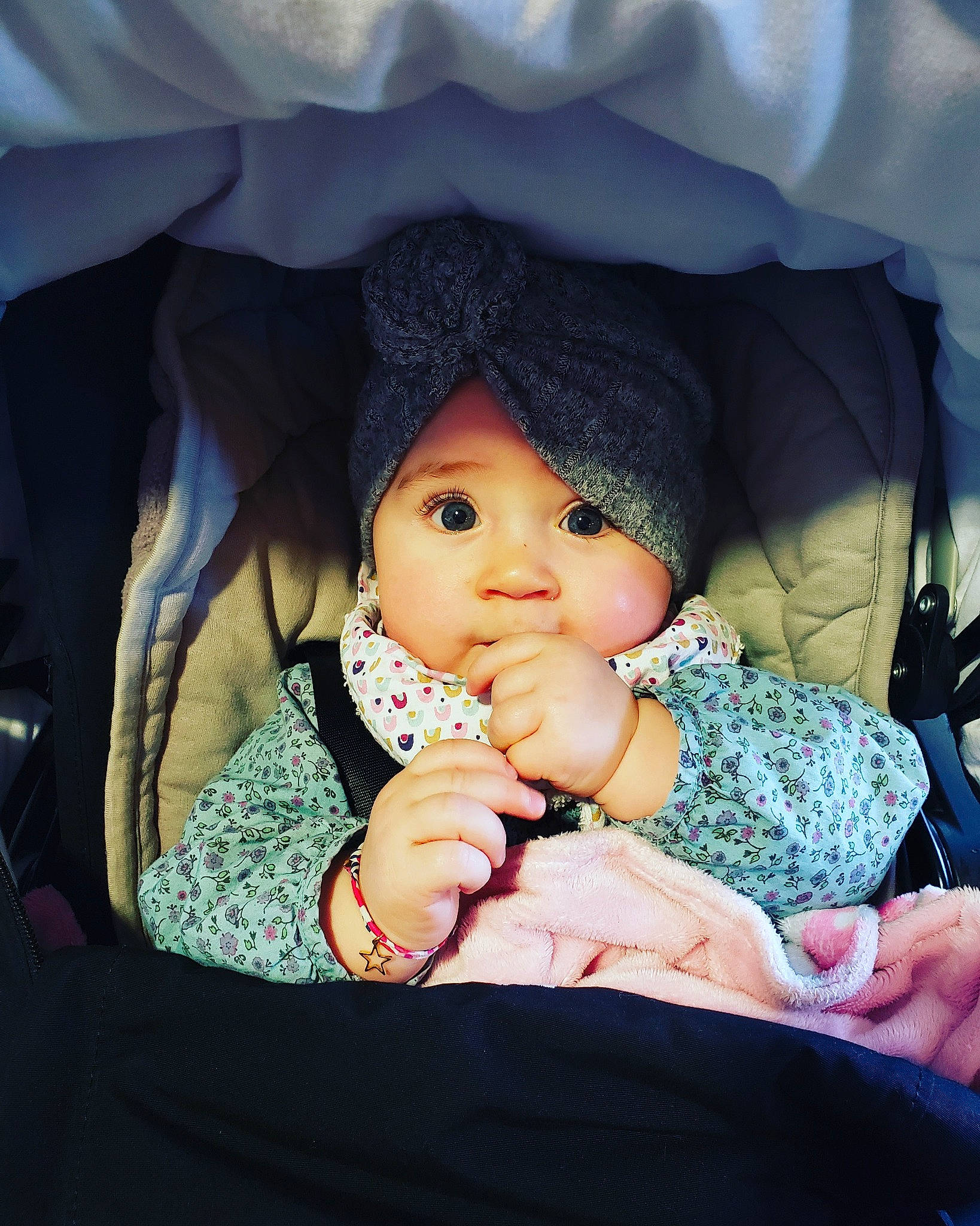 Romy a rejoint le concours — aidez-le/la à gagner de superbes lots ! arm, baby, baby_products, baby_toddler_clothing, beauty, cheek, child, comfort, cool, flash_photography, fun, happy, headgear, headwear, iris, lip, mouth, nose, organ, person