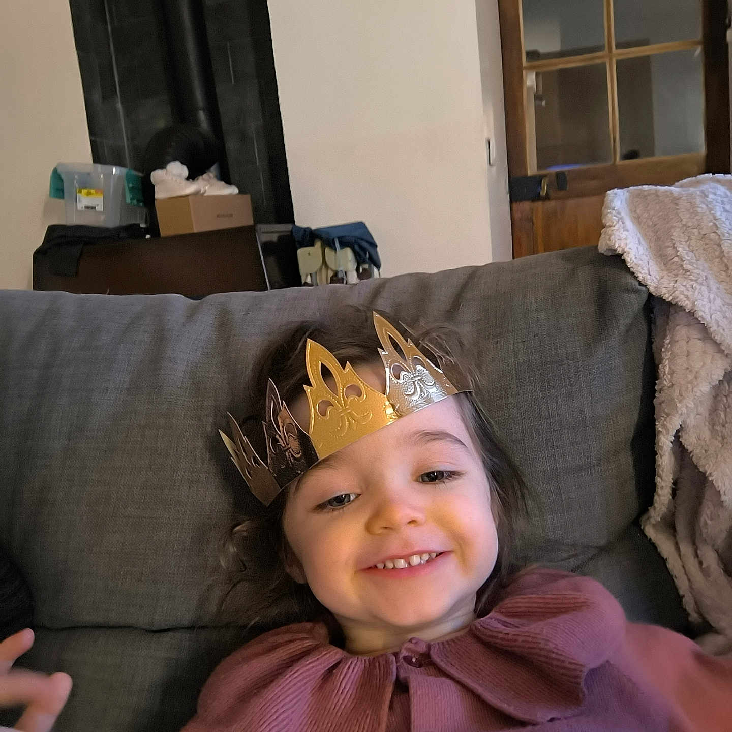 Giuliana participe au concours pour gagner de l'argent avec cette photo : blanket, brown_hair, buttoned_shirt, casual, child, clothing, cozy, crown, cute, face, furniture, happy, home, indoor, long_sleeves, portrait, relaxed, smile, sofa, young