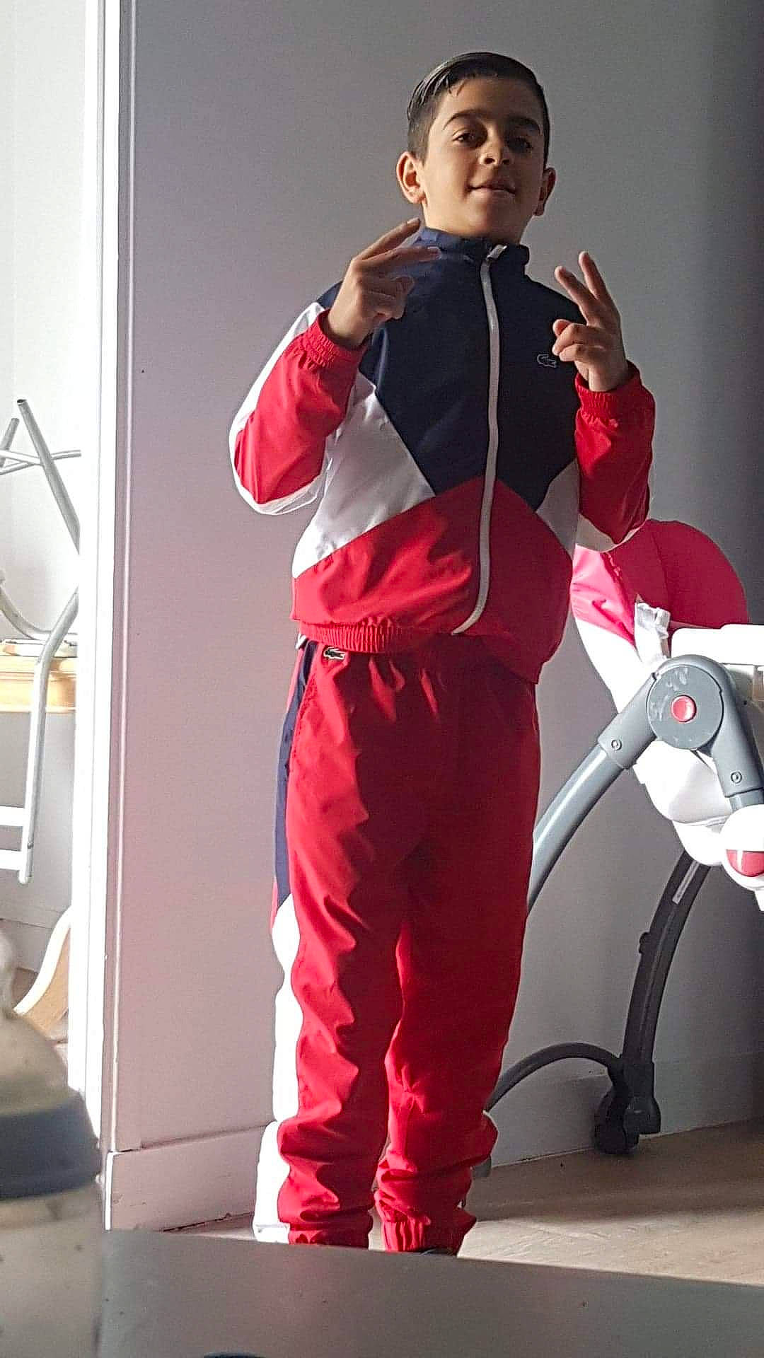 Gino participe au concours pour gagner de l'argent avec cette photo : active_pants, balance, costume, pajamas, person, pocket, standing, sweatpant