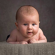 élie participe au concours pour gagner de l'argent avec cette photo : arms, baby, blanket, child, closeup, cute, expression, eyes, face, hands, head, human, indoor, infant, mouth, portrait, skin, soft_light, texture, young