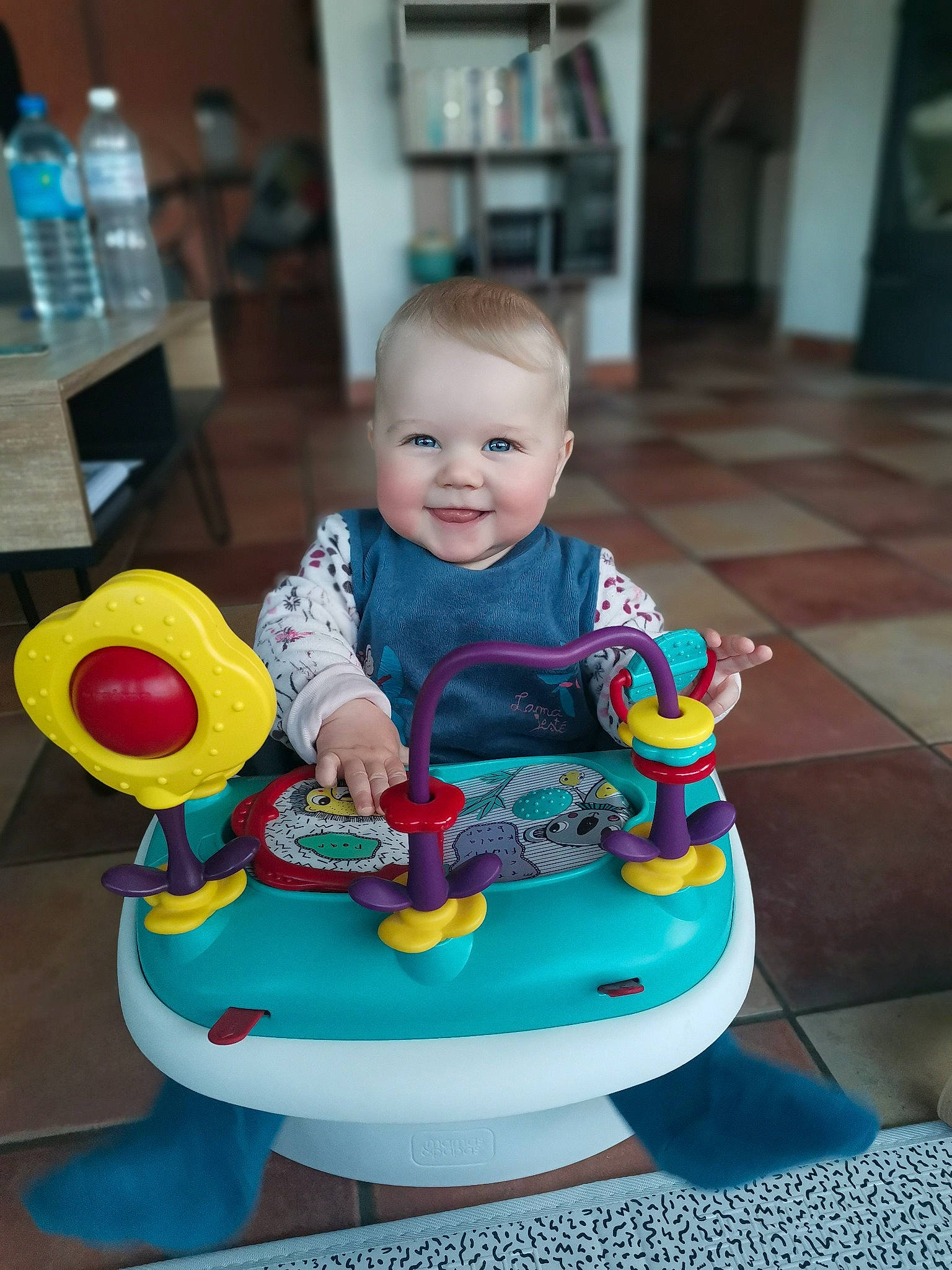 Emma a rejoint le concours — aidez-le/la à gagner de superbes lots ! baby, baby_playing_with_toys, baby_products, baby_toddler_clothing, cheek, child, eye, flooring, fun, happy, head, joy, leisure, person, recreation, riding_toy, sitting, smile, standing, toddler