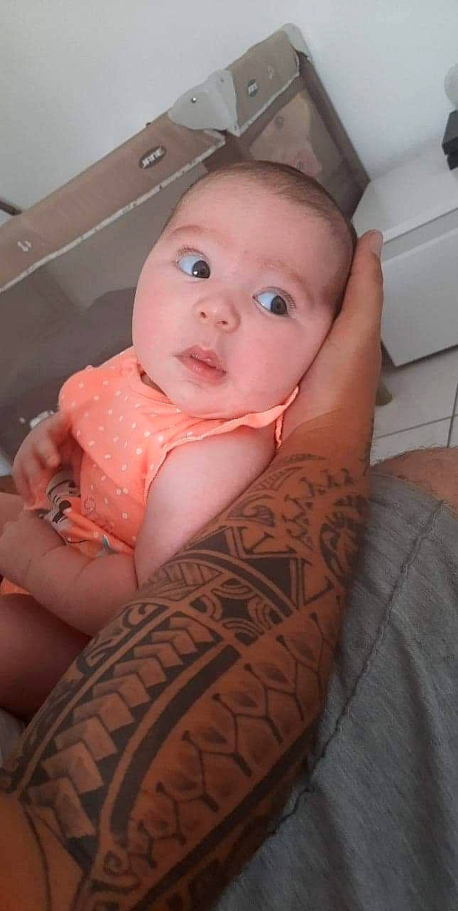 Luna a rejoint le concours — aidez-le/la à gagner de superbes lots ! baby, baby_toddler_clothing, cheek, chest, comfort, elbow, eye, eyebrow, eyelash, face, finger, human_body, mouth, muscle, neck, person, shoulder, skin, sleeve, stomach