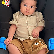 Alejandro a rejoint le concours — aidez-le/la à gagner de superbes lots ! adorable, baby, car_seat, casual, child, clothing, cute, expression, face, fashion, footwear, indoors, infant, person, portrait, seated, shirt, shoes, shorts, young_child
