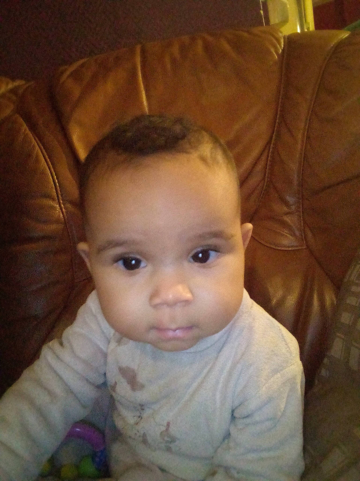 Lyana a rejoint le concours — aidez-le/la à gagner de superbes lots ! baby, baby_toddler_clothing, blond, cheek, child, comfort, couch, ear, eye, eyebrow, eyelash, fun, hair, no_expression, nose, person, sitting, skin, smile, toddler