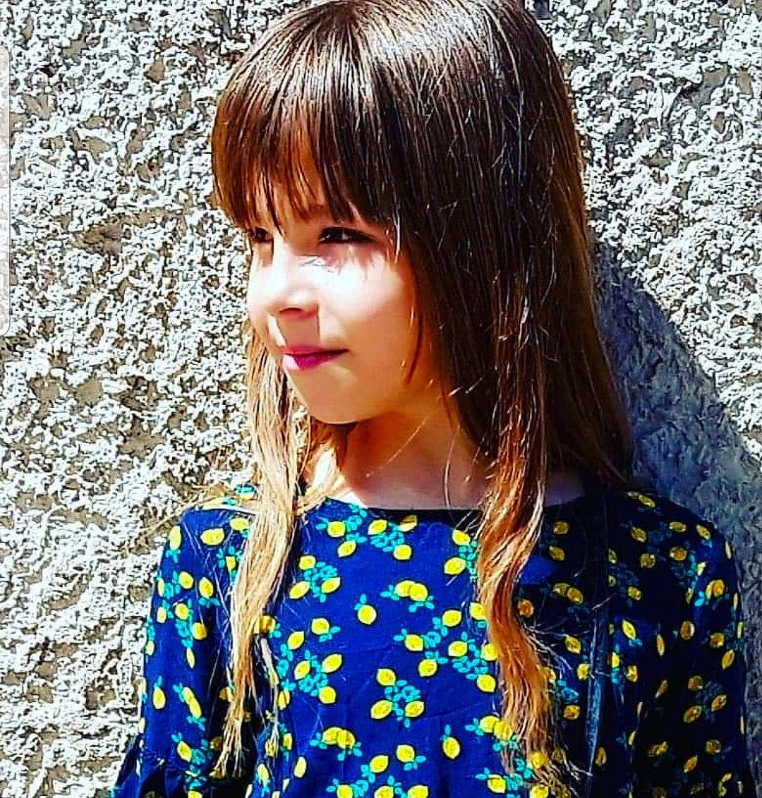 Lilly participe au concours pour gagner de l'argent avec cette photo : bangs, cool, eye, eyelash, facial_expression, grass, hairstyle, happy, head, hime_cut, human, layered_hair, lip, nature, people_in_nature, person, sleeve, street_fashion, summer, sunlight